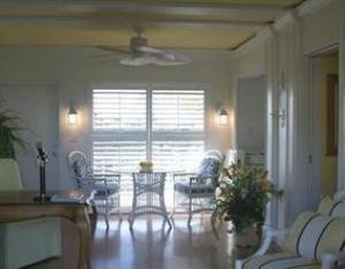 Building Photo - 1041 Hillsboro Mile
