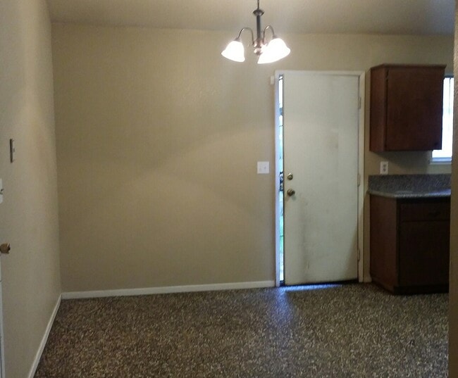 Building Photo - 275 W Beechwood Ave