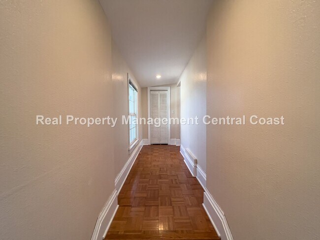 Building Photo - AVAILABLE NOW - Lovely Upstairs Unit in At...