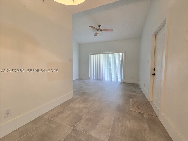 Foto del edificio - 671 Cypress Lake Blvd