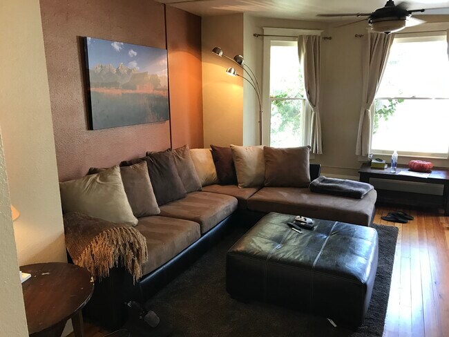 Living Room - 1004 PINE ST