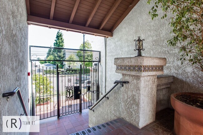 Building Photo - Charming 2-Bed, 2-Bath Spanish-Style Condo in Desirable Mar Vista
