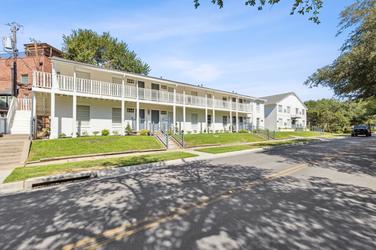 Douglas Court Apartments in Dallas, TX