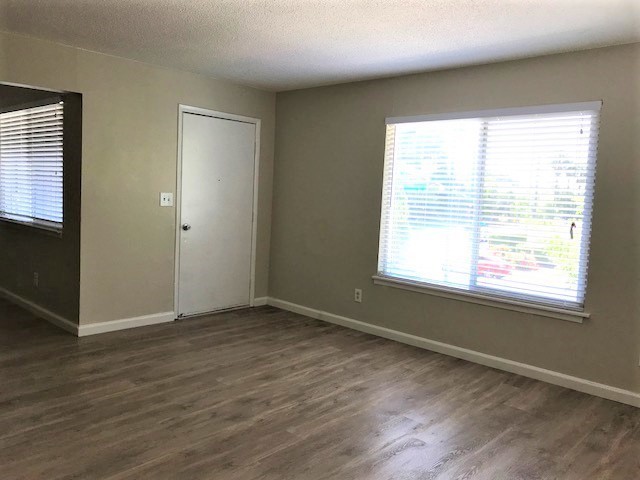 Building Photo - NEWLY RENOVATED 2 BED, 1 BATH, 900 SQ FT