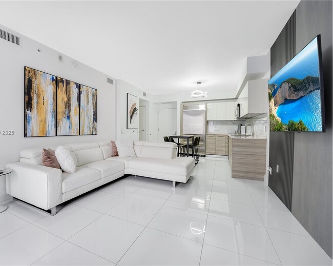 Building Photo - 1300 Brickell Bay Dr