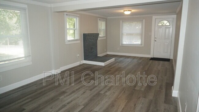 Building Photo - 1204 Essex Ave