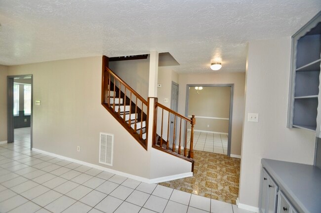 Building Photo - 6822 La Puente Dr