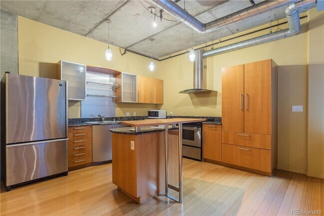 Building Photo - Location, Location!! Luxurious & spacious ...