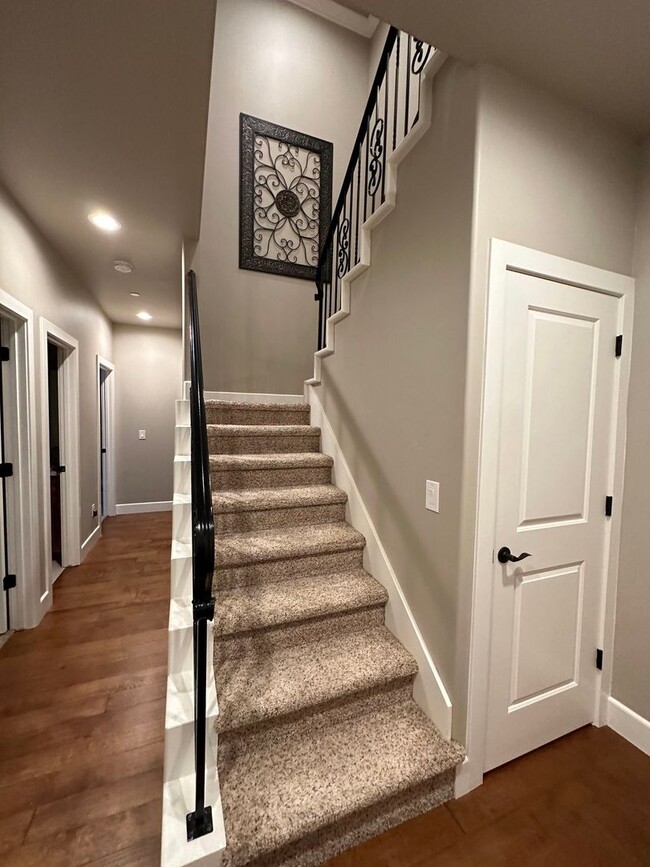 Building Photo - 4 Bedroom 2.5 Bath Foresthill rental oppor...