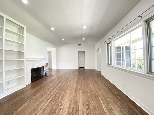Building Photo - 2+2 Charming House with Pool Located in th...