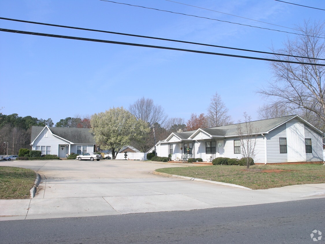 Primary Photo - 1813 India Hook Rd