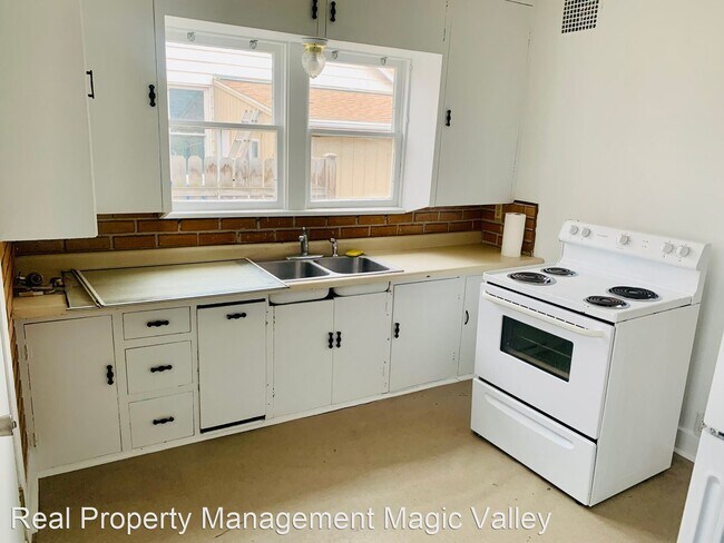 Building Photo - 2 br, 1 bath House - 740 Blue Lakes Blvd