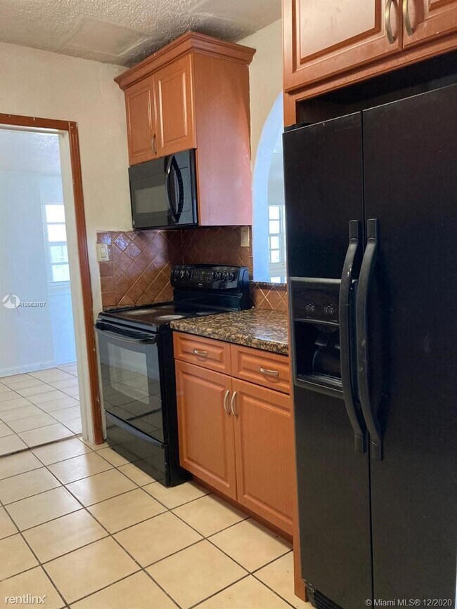 Building Photo - 4 br, 3 bath House - 3440 E 9th Ln