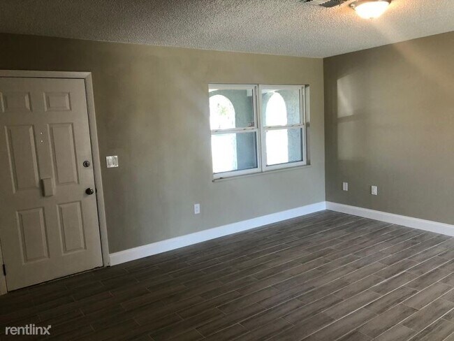 Building Photo - 3 br, 1 bath House - 1261 Watersedge Dr.