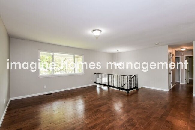 Building Photo - Recently Updated Split-Level Home in Arnold