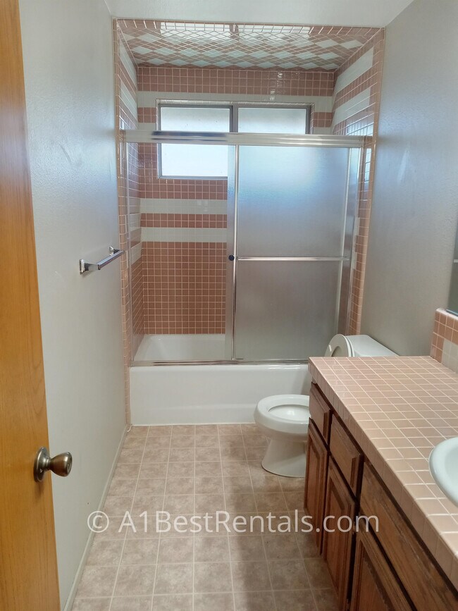 Building Photo - 1017 Payne Ave