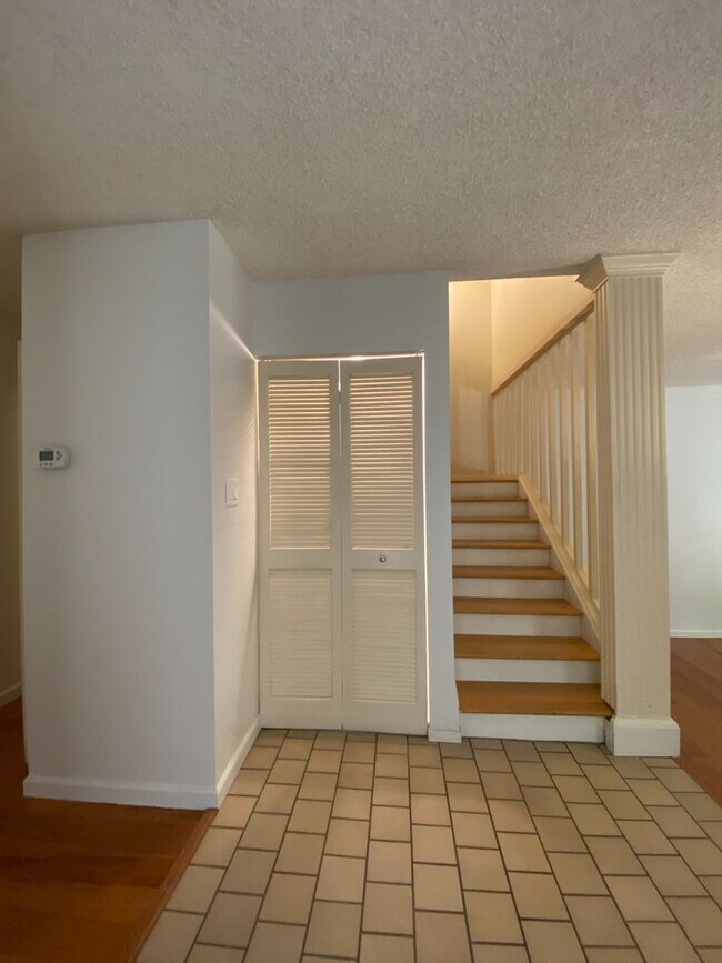 Building Photo - Gorgeous 3BD/2.5BA Home in Campus Commons ...