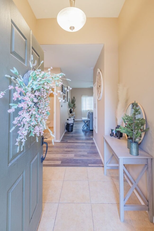 Building Photo - Conveniently located 3 Bedroom, 2 bath wit...