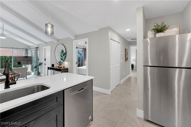Foto del edificio - 6386 Royal Woods Dr