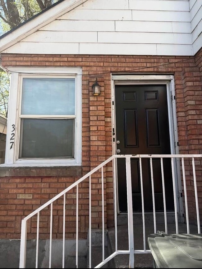 Building Photo - 327 8th St