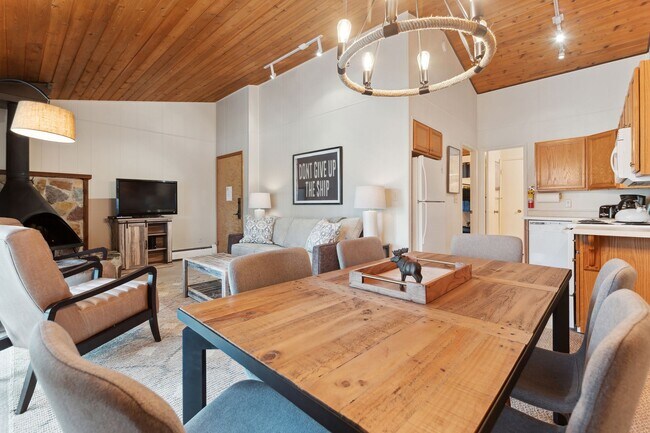 Foto del edificio - 1 bedroom, 1 bath Condo on Whitefish Lake