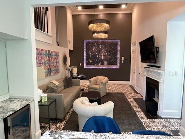 Foto del edificio - Stunning Furnished 3 Bedroom 3 Bath Condominium ON Piedmont Park!