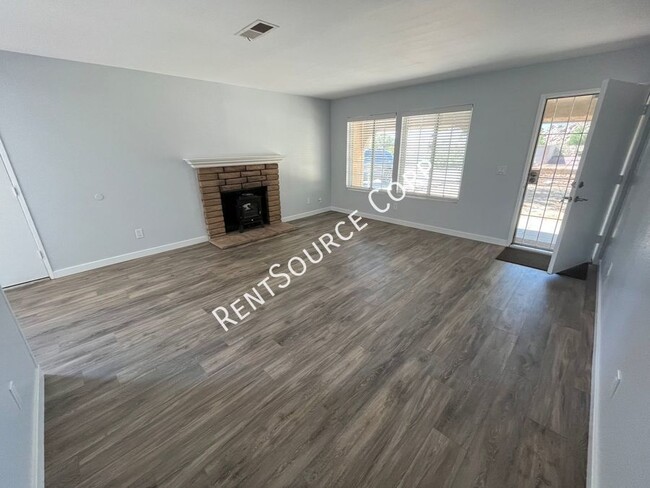 Building Photo - 3 Bedroom, 2 Bath home for Rent in Palmdale