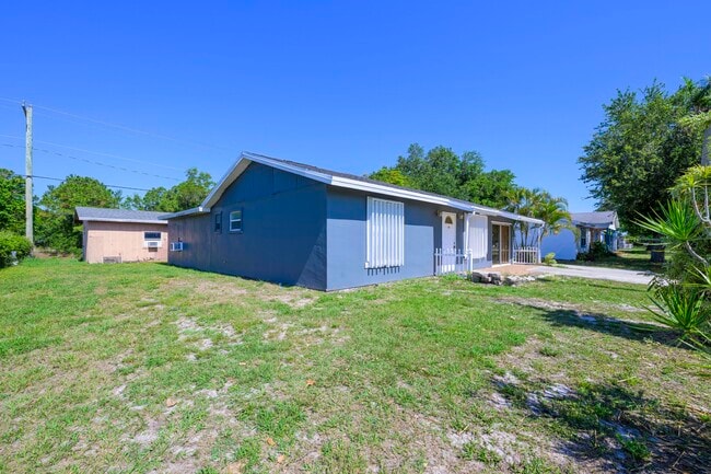 Building Photo - 280 NW Airoso Blvd