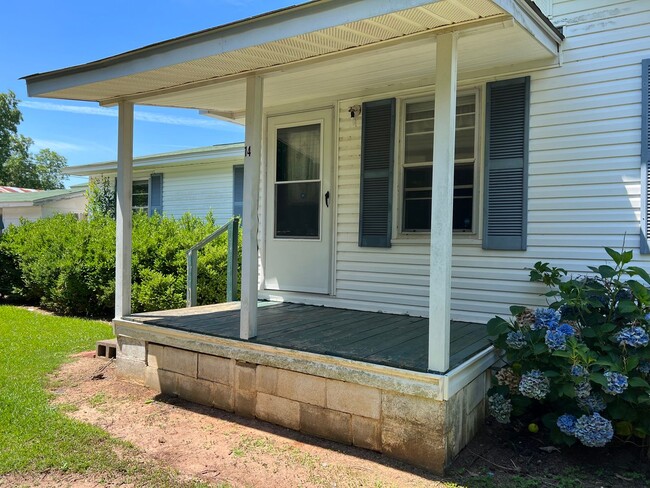 Building Photo - 3BR/2BA Available NOW- Napier Field