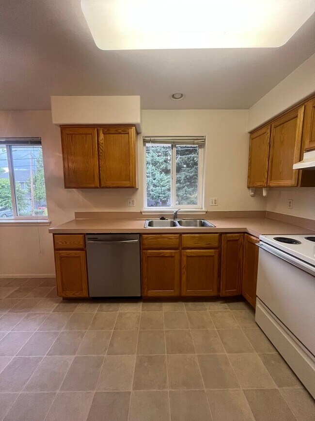 Foto del edificio - 2-Bedroom 1-Bathroom Apartment in 3 unit b...
