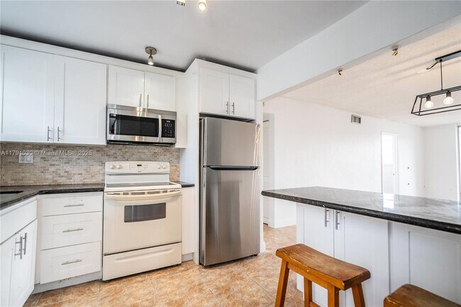 Foto del edificio - 7850 Byron Ave