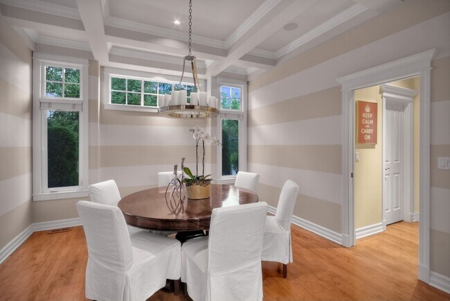 Foto del edificio - Spacious 4 Bedroom 2.75 Bath Luxury Sammam...