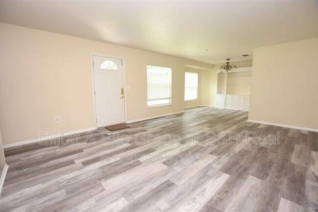 Building Photo - 561 Lake Bonny Dr E