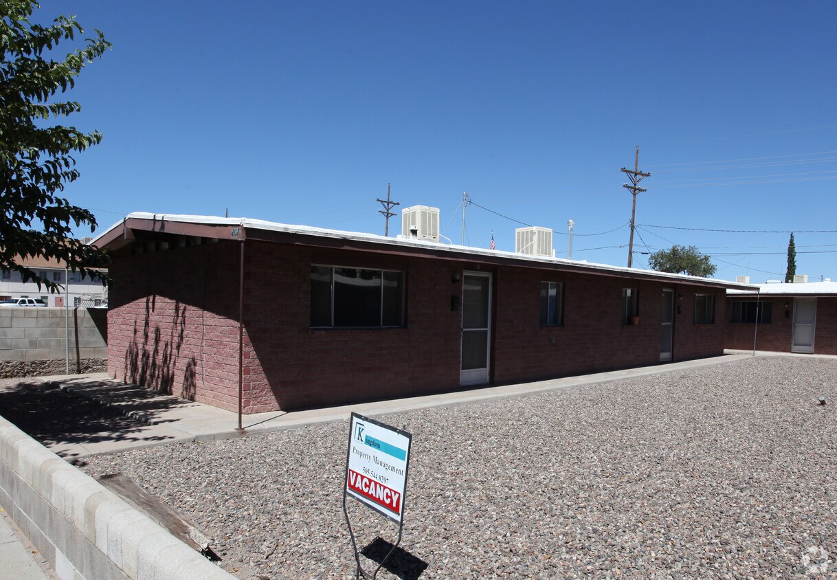 Primary Photo - 207 S Iron St
