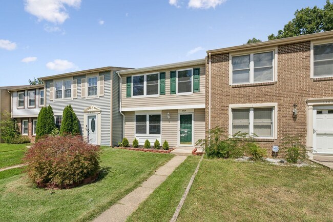 Building Photo - This inviting two-level townhome is perfec...