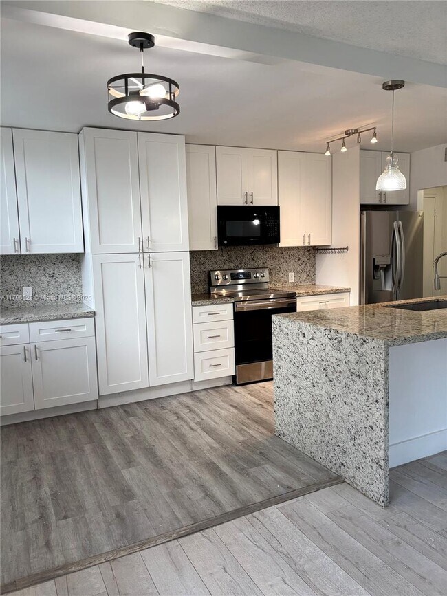 Foto del edificio - 4200 Hillcrest Dr