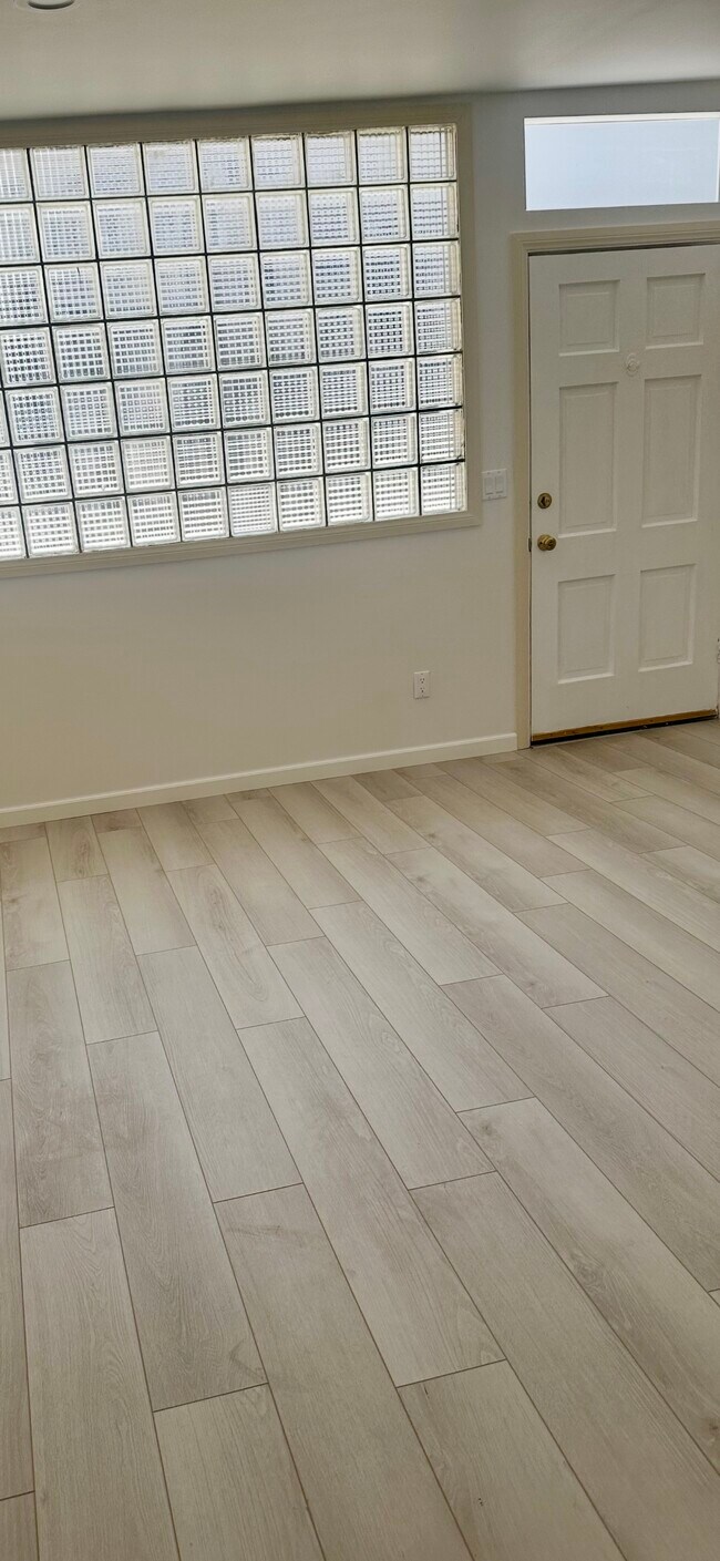 Foto del edificio - 1533 N Naomi St