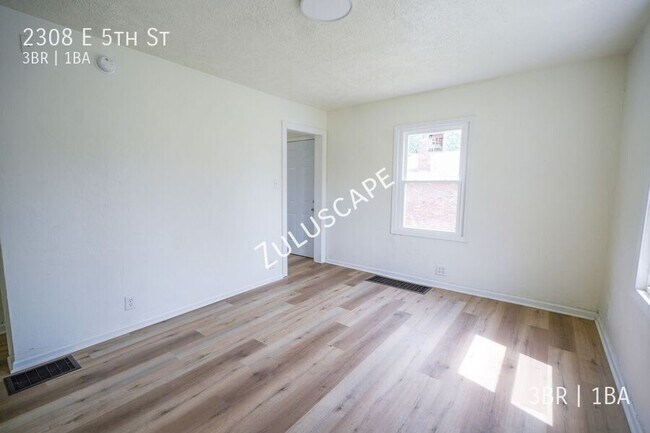 Foto del edificio - 2308 E 5th St