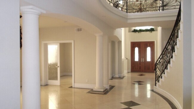 Foto del edificio - Coming Soon! Lavish Estate Home w/4700sf+C...