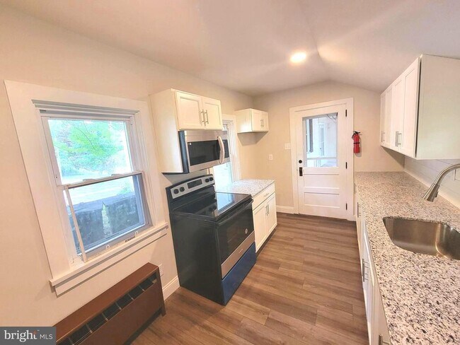 Building Photo - 1644 W Philadelphia Ave