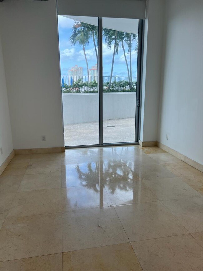 Sala de estar - 3029 NE 188th St