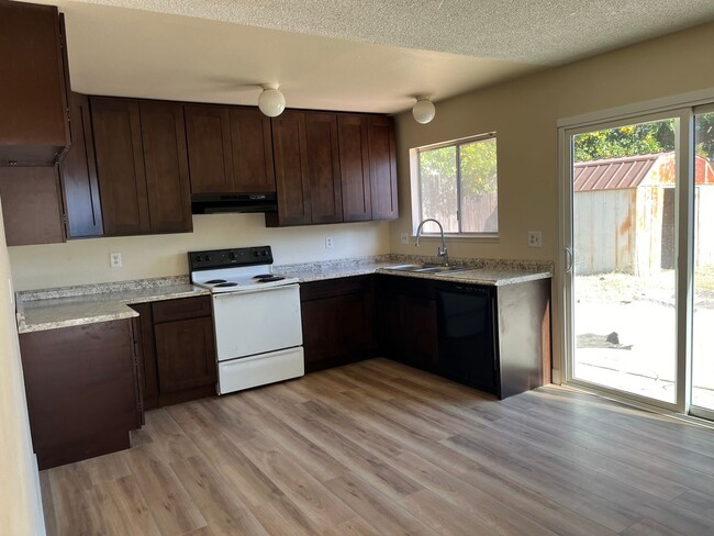 Building Photo - Single family 3 Bedroom Home with 2 bath 2...