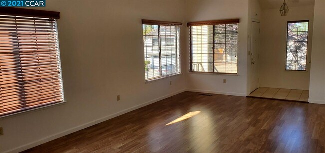 Building Photo - 5567 Deer Run Dr