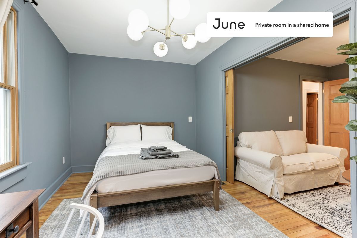 Foto principal - Private bedroom in 4 bed/2.5 bath Home