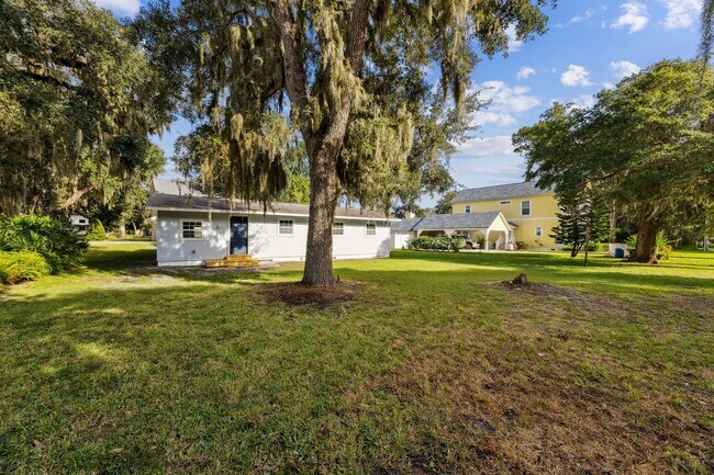 Foto del edificio - Renovated 3/2 on Amelia Island’s South End + HUGE Garage