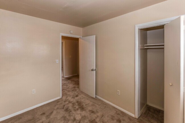 Building Photo - 3 BR TH in Olde Forge