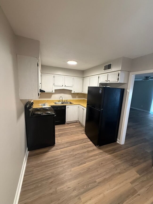 Building Photo - Village Square Apartments