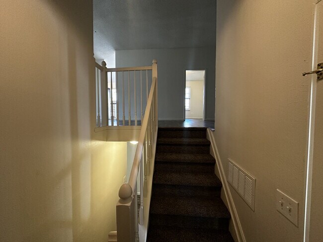 Building Photo - AVAILABLE NOW! Newly refreshed duplex in A...
