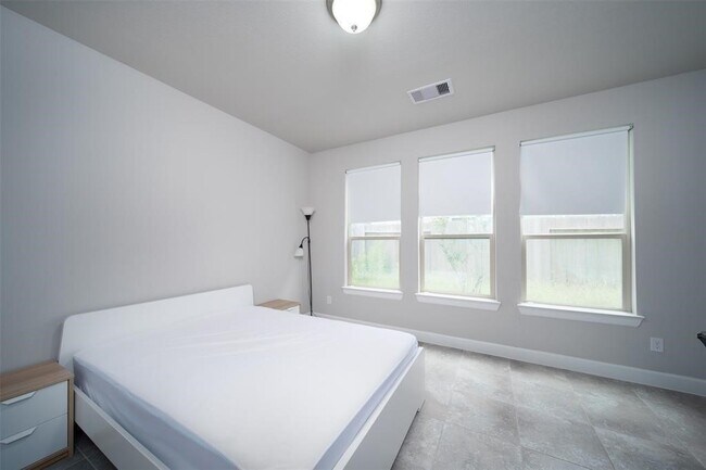 Building Photo - 2011 Royal Landing Dr