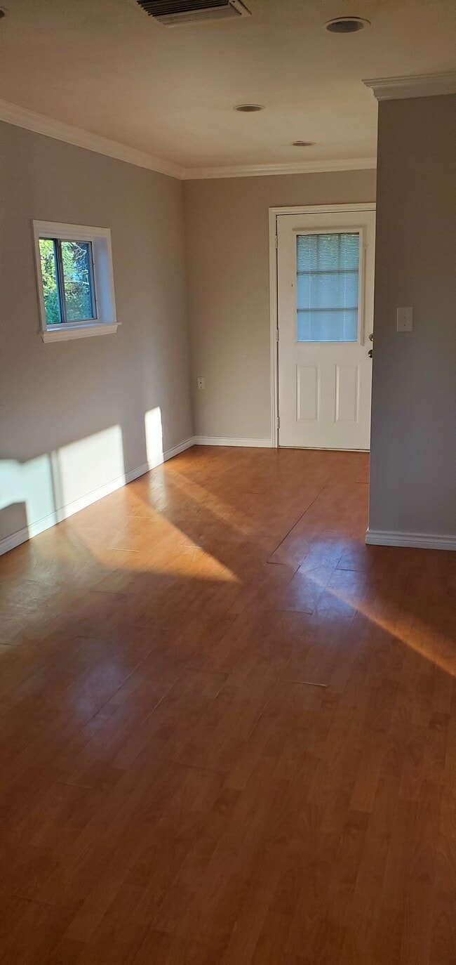 Building Photo - 900 Hill Top Dr